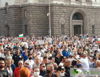 БЛС призова протестиращите за дистанция, за да не се препълват болниците