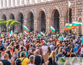 По-малко полицаи на протестите заради нови случаи на COVID-19