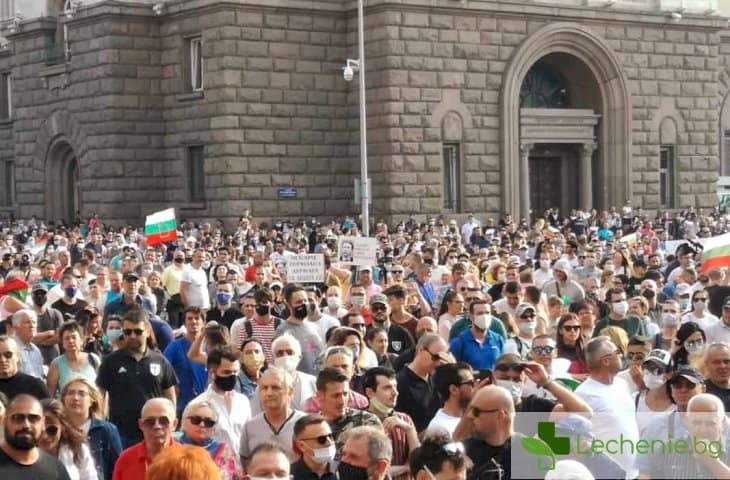 БЛС призова протестиращите за дистанция, за да не се препълват болниците